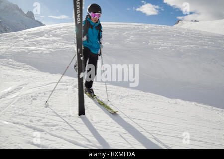 Uno sciatore si estende sul lato di un sentiero nel Domaine de Balme ski resort in Le Tour al di fuori di Chamonix-Mont-Blanc. Foto Stock