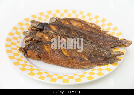 Fritte catfish, isolato su sfondo bianco. Foto Stock