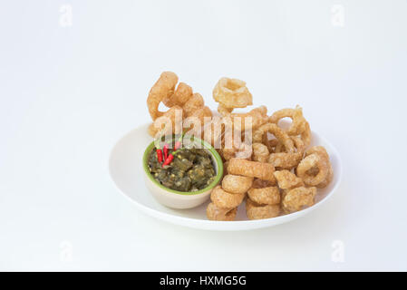 Frittura di cotenne di maiale con peperoncino verde dip(Nam Prik Num) cibo locale nel nord della Thailandia. Foto Stock