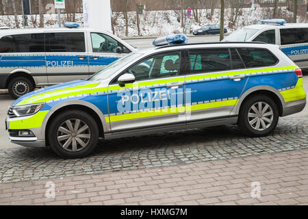 Flensburg, Germania - 10 Febbraio 2017: Volkswagen Passat, moderna polizia tedesca auto parcheggiate sul ciglio della strada Foto Stock