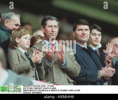 S.a.r. il principe Charles & Principe Harry applaudire il Galles sforzi 17 Febbraio 1996 Foto Stock