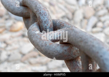 Collegamenti in un grande vecchio catena arrugginita Foto Stock