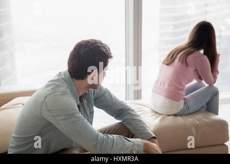 L uomo e la donna seduta al di là dopo la disputa, relazioni familiari Foto Stock