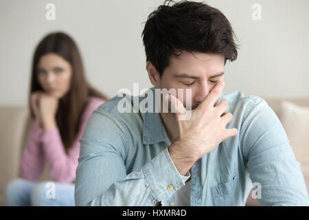 Giovane triste pianto, problemi, nella disperazione o depressione Foto Stock