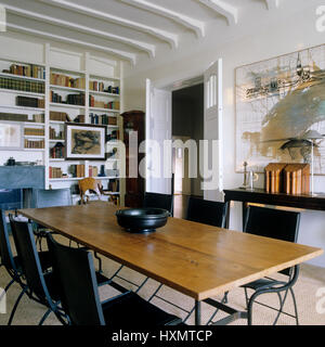 Gli scaffali in una sala da pranzo. Foto Stock