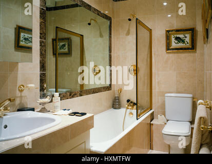 Lussuoso bagno rivestito di piastrelle di marmo. Foto Stock