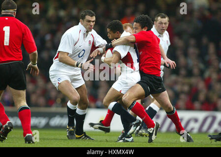 JASON ROBINSON & GAVIN THOMAS GALLES V INGHILTERRA SEI NAZIONI Millennium Stadium Cardiff Galles 22 Febbraio 2003 Foto Stock