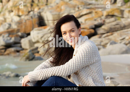 Ritratto di un sorridente brunette donna in maglia di lana maglione Foto Stock