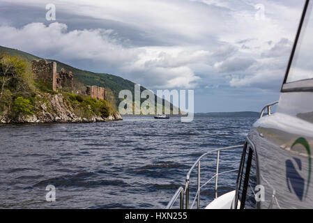 Il castello di Urquart, Drumnadrochit, Loch Ness e Highlands, Scotland, Regno Unito visto dalla barca a motore. Foto Stock