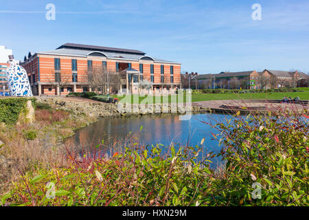 Teesside combinati Tribunali compresi Crown Court di Middlesbrough, si vede attraverso il Duck Pond in piazza centrale Foto Stock