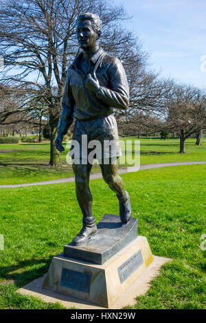 Statua della famosa associazione calciatore e Manager in precedenza di Middlesbrough Football Club in Albert Park Middlesbrough Foto Stock