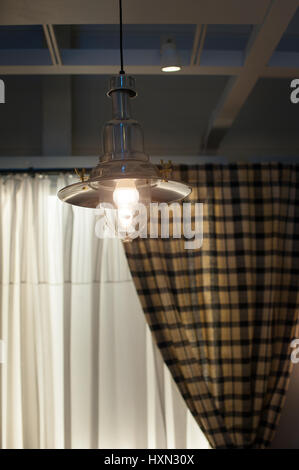 Bellissimo vecchio lampadario in interni in stile rustico Foto Stock