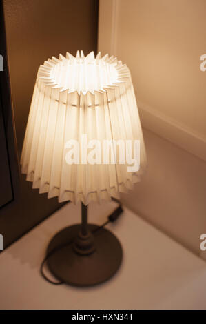 Bella lampada da tavolo incluso in camera da letto Foto Stock