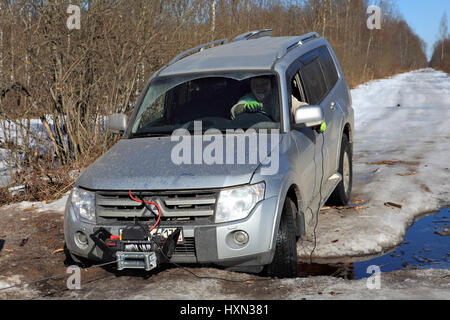 Nazia, regione di Leningrado, Russia - 17 Marzo 2015: Il driver controlla il verricello mentre è seduto nell'abitacolo della vettura, autovetture ruote Foto Stock