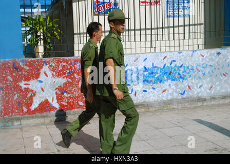 Soldati a piedi in strada, l'Avana, Cuba. Foto Stock