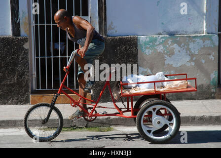 Pedicab il trasporto merci, l'Avana, Cuba. Foto Stock