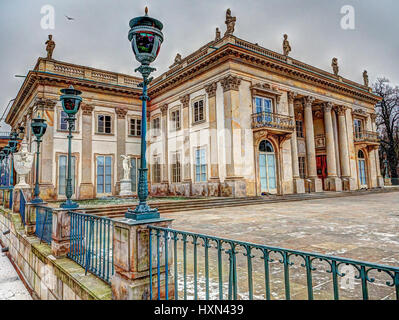 Varsavia, Polonia - 01 Gennaio 2016: Il " Palazzo sull'acqua" in Royal "" Lazienki Park in una scena invernale Foto Stock