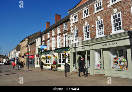 I negozi di High Street, Northallerton, North Yorkshire, Inghilterra, Regno Unito Foto Stock