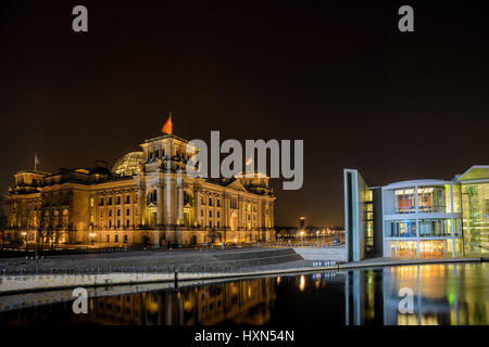 Gli edifici del parlamento tedesco vicino al fiume Sprea a Berlino Foto Stock