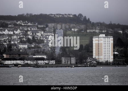 AJAXNETPHOTO. GOUROCK, Scozia. Vista di una parte della città vista dal fiume Clyde estuario. LARKFIELD strada è al centro dell'immagine. Foto:JONATHAN EASTLAND/AJAX REF:D122902 1793 Foto Stock