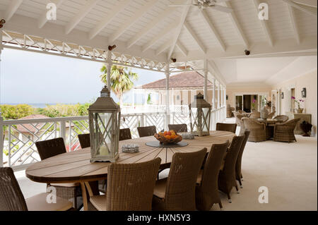 Posti a sedere sulla veranda della villa Foto Stock