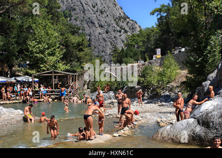 Kemer, Turchia - 26 agosto 2014: sui monti Taurus, Kuzdere Canyon, molti turisti su una jeep safari crogiolarsi in un fiume di montagna. Foto Stock
