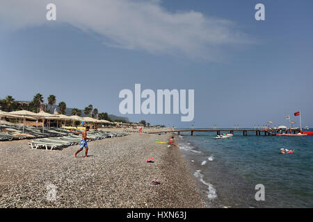 Kemer, Turchia - 29 agosto 2014: privata attrezzata spiaggia di ciottoli su Antalya resort. Foto Stock