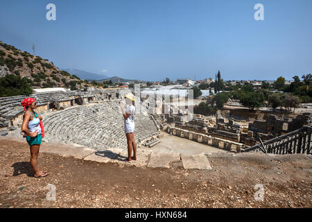 Demre, Antalya, Turchia - agosto 28, 2014: Anfiteatro romano di Myra, antica capitale di Lycia nei pressi di Demre, Lycian Costa, Costa turchese, Anatolia, Tu Foto Stock