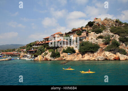 Antalya, Turchia - Agosto 28, 2014: due kayak con i turisti in barca a vela sul background e Kekova Simena village. Foto Stock