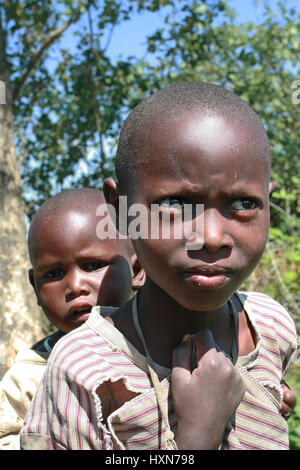 Meserani Snake Park, Arusha, Tanzania - Febbraio 14, 2008: due bambini non identificato, un ragazzo nero di circa 8 anni e ragazza nera di circa 4 anni, la Foto Stock