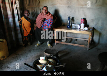 Meserani Snake Park, Arusha, Tanzania - Febbraio 14, 2008 - vista interna della casa di peste la tribù Masai, ragazza nera con i bambini sono in interni, Foto Stock