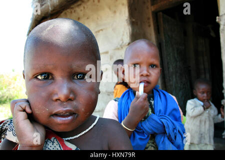 Meserani Snake Park, Arusha, Tanzania - Febbraio 14, 2008: bambino non identificato è di tre anni, poco maasai girl, sorge all'entrata a casa sua, Foto Stock