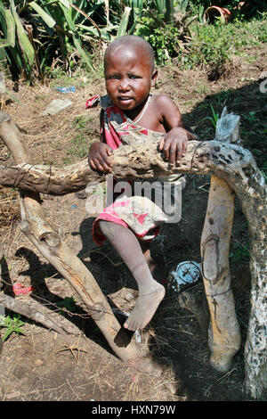 Meserani Snake Park, Arusha, Tanzania - Febbraio 14, 2008: nero sconosciuto bambino africano della tribù Masai, circa quattro anni, ragazzo o ragazza, standin Foto Stock