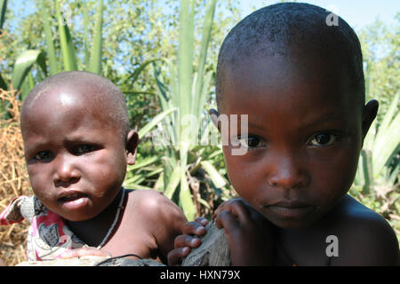 Meserani Snake Park, Arusha, Tanzania - Febbraio 14, 2008: Unidentified nero africano bambini Maasai, l'età approssimativa di 3-5 anni, closeup portr Foto Stock