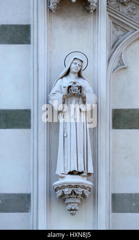 Roma, Italia - 02 settembre: Statua di Santa Caterina da Genova sulla facciata del Sacro Cuore del Suffragio chiesa in Roma, Italia il 02 settembre 2016. Foto Stock