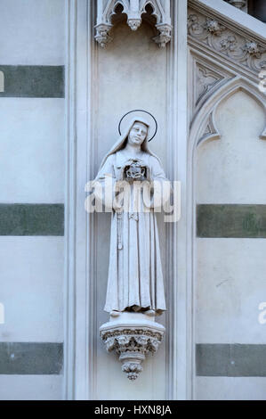 Roma, Italia - 02 settembre: Statua di Santa Caterina da Genova sulla facciata del Sacro Cuore del Suffragio chiesa in Roma, Italia il 02 settembre 2016. Foto Stock