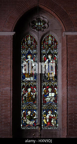 Arcangeli sul vetro macchiato di tutti i santi della Chiesa Anglicana, Roma, Italia Foto Stock