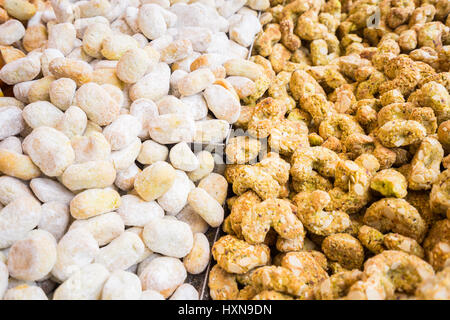 Sullo sfondo di un tipico siciliano di cookie,dolci, fatti con pasta di mandorle per la vendita nel mercato italiano. Foto Stock