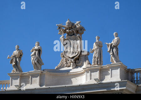 San Marco Evangelista, Maria di Egitto, Alessandro VII stemma, Efraim e Patricia del pneumatico, Frammento del colonnato della Basilica di San Pietro in Vaticano Foto Stock