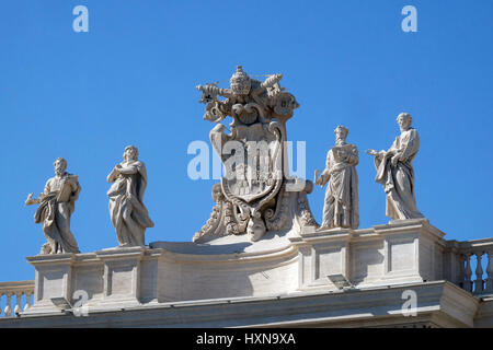 San Marco Evangelista, Maria di Egitto, Alessandro VII stemma, Efraim e Patricia del pneumatico, Frammento del colonnato della Basilica di San Pietro in Vaticano Foto Stock