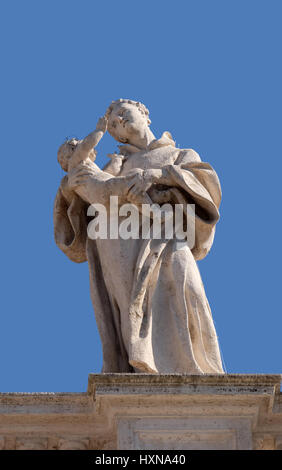 San Antonio di Padova, il frammento del colonnato della Basilica di San Pietro. Basilica Papale di San Pietro in Vaticano, Roma, Italia Foto Stock