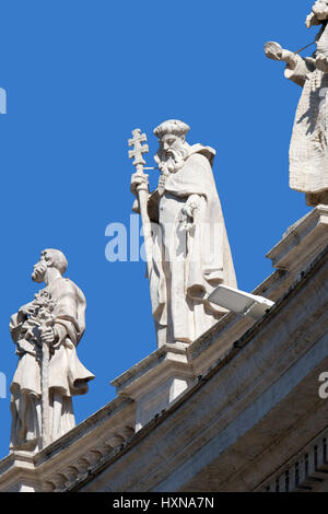 San Giuseppe, Pietro Nolasco e Paolo Primo Eremita, Frammento del colonnato della Basilica di San Pietro. Basilica Papale di San Pietro a Roma Foto Stock