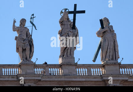 San Giovanni Battista e Gesù, Sant'Andrea, Frammento del colonnato della Basilica di San Pietro - il mondo la più grande chiesa Foto Stock