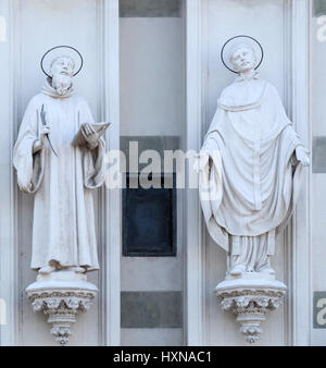 Le statue di San Bernardo di Clairvaux e Gregorio Magno sulla facciata del Sacro Cuore del Suffragio chiesa in Roma, Italia Foto Stock