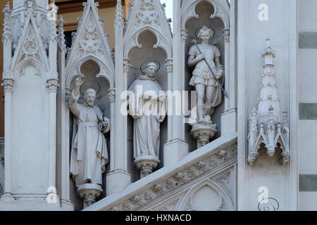 Le statue di San Francesco Saverio, Domenico di Guzman e Michele Arcangelo sulla facciata del Sacro Cuore del Suffragio chiesa ho Foto Stock