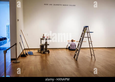 Orlando Florida,Orlando Museum of Art,OMA,Hugh and Jeannette McKean Gallery,allestire,preparare,esporre collezione,adulti donna wome Foto Stock