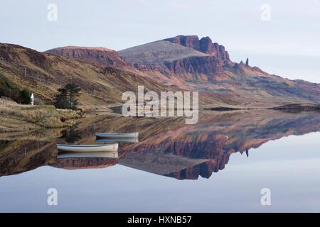 Una rara ancora giorno a Skye significava Loch Fada specchio era ancora permettendo il vecchio uomo di storr per riflettere perfettamente Foto Stock