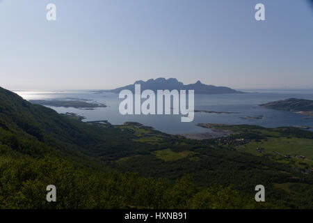 Vista di Løpsmarka Landegode e isola da Keiservarden, Bodø, Norvegia Foto Stock