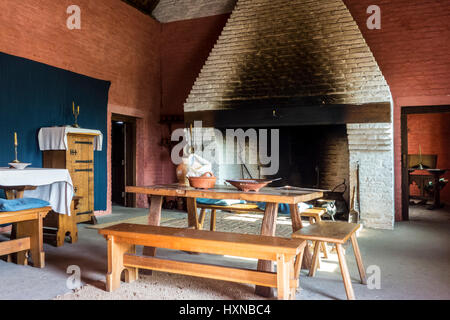 Grande focolare in sala da pranzo presso armatore in casa medievale villaggio di pesca di Walraversijde, open-air museum a Raversijde, Belgio Foto Stock