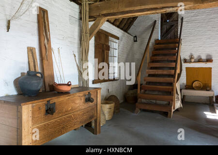 Interno del xv secolo casa di pescatori alla medievale ricostruito il villaggio di pesca di Walraversijde, open-air museum a Raversijde, Belgio Foto Stock